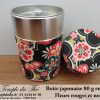Boîte à thé japonaise 80g fleurs rouges et noires – Image 2
