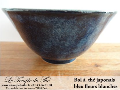 Bol à thé japonais bleu fleurs blanches