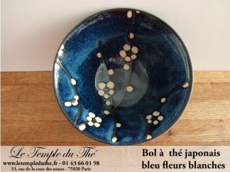 Bol à thé japonais bleu fleurs blanches