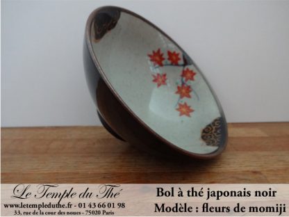 Bol à thé noir en porcelaine du Japon fleurs de momiji