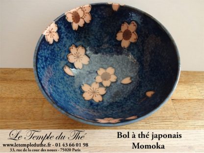 Bol à thé du Japon bleu fleurs roses. Momoka