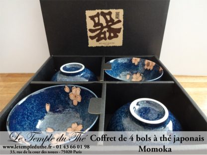 Coffret de 4 bols à thé du Japon bleu fleurs roses. Momoka