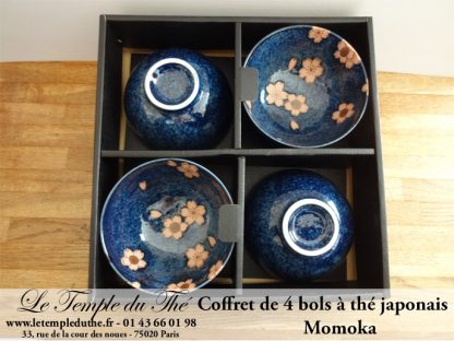 Coffret de 4 bols à thé du Japon bleu fleurs roses. Momoka