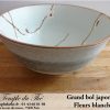 Grand bol du Japon bleuté fleurs blanches