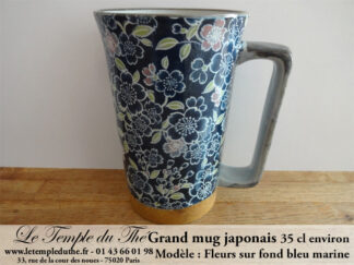 Long mug à thé du Japon en céramique 35 cl fleurs sur fond bleu marine