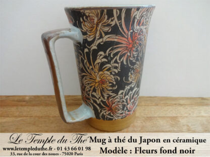 Long mug à thé du Japon en céramique 35 cl. Fleurs fond noir – Image 3