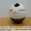 Maneki-Neko Le chat porte bonheur culbuto collier rose – Image 3