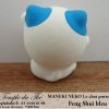 Maneki-Neko Le chat porte bonheur Feng Shui bleu (chance au travail) – Image 2