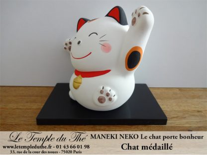 Maneki-Neko Le chat porte bonheur médaillé
