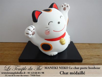 Maneki-Neko Le chat porte bonheur médaillé