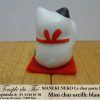 Maneki-Neko Le chat porte bonheur mini chat oreille blanche – Image 2
