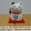 Maneki-Neko Le chat porte bonheur mini chat oreille blanche