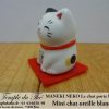 Maneki-Neko Le chat porte bonheur mini chat oreille blanche – Image 4