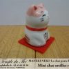Maneki-Neko Le chat porte bonheur mini chat oreilles roses – Image 2