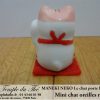 Maneki-Neko Le chat porte bonheur mini chat oreilles roses – Image 4