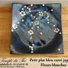 Plat japonais carré bleu fleurs blanches – Image 2