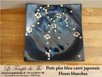 Plat japonais carré bleu fleurs blanches