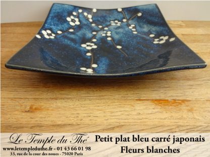 Plat japonais carré bleu fleurs blanches