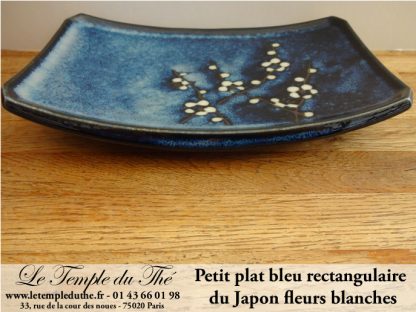 Plat japonais rectangulaire bleu fleurs blanches