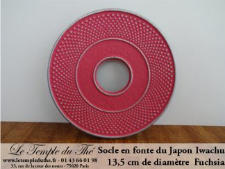 Socle de théière en fonte fuchsia diamètre 13,5 cm. Iwachu