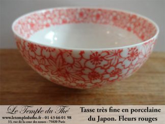 Tasse très fine en porcelaine du Japon fleurs rouges