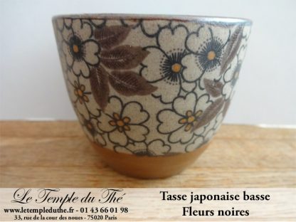 Tasse basse en céramique du Japon modèle fleurs noires 10 cl