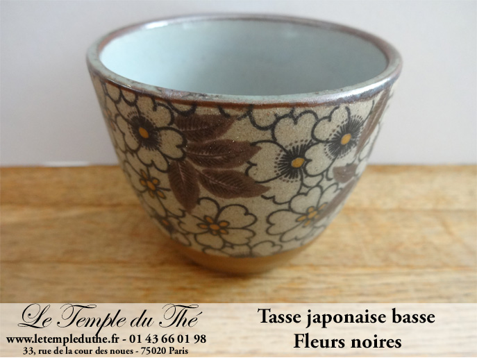 Tasse basse en céramique du Japon modèle fleurs noires 10 cl