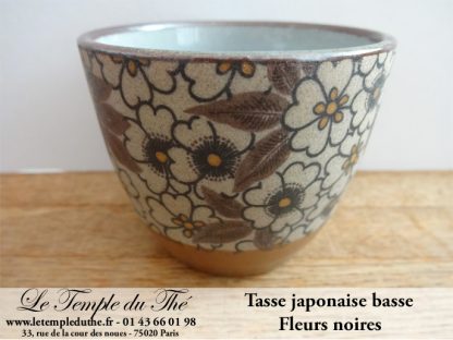 Tasse basse en céramique du Japon modèle fleurs noires 10 cl