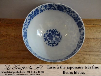 Tasse fine en porcelaine du Japon fleurs bleues