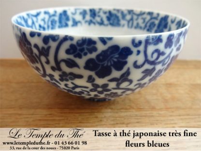 Tasse fine en porcelaine du Japon fleurs bleues