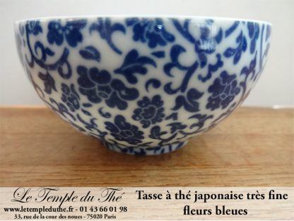 Tasse fine en porcelaine du Japon fleurs bleues