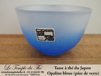 Tasse à thé japonaise en opaline bleue (pâte de verre)
