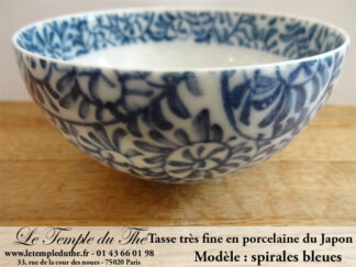 Tasse fine en porcelaine du Japon spirale bleue