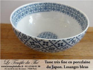 Tasse en porcelaine très fine du Japon modèle losanges bleus