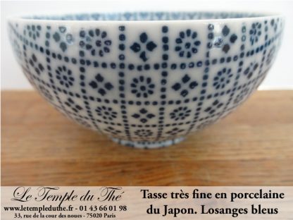 Tasse en porcelaine très fine du Japon modèle losanges bleus