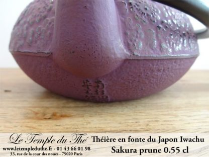 Théière IWACHU en fonte du Japon Sakura 55 cl prune