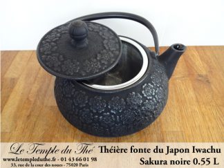 Théière en fonte du Japon IWACHU modèle Sakura noire