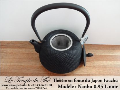 Théière en fonte du Japon IWACHU modèle Nanbu Arare noir 0.95 L